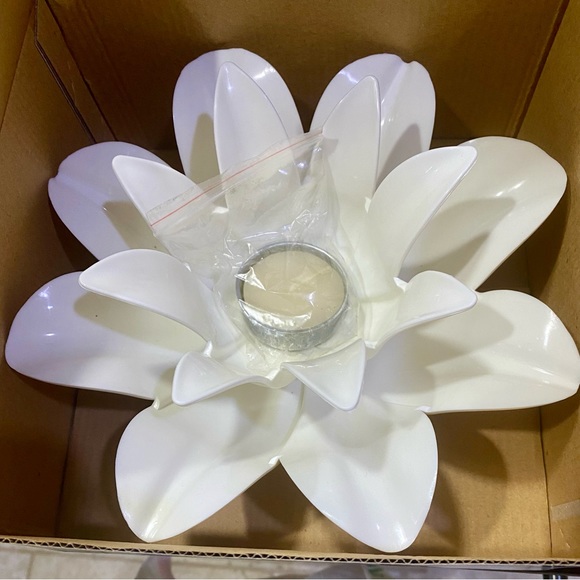 BRAND NEW IN BOX Set of 6 Ambience Floating Pool Candles White Lotus Flower